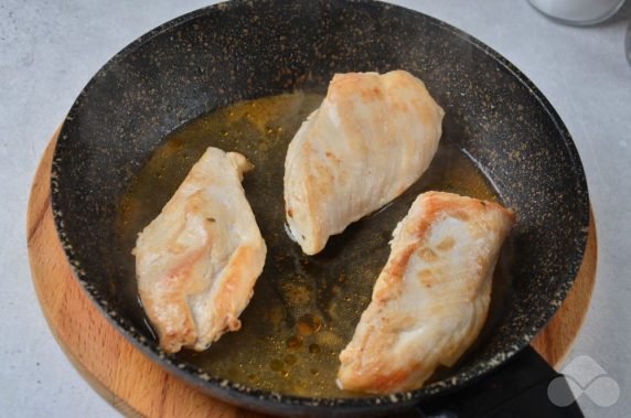 Салат с куриным филе, рукколой и гранатом – фото приготовления рецепта, шаг 1