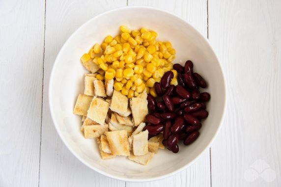 Салат с курицей, красной фасолью и кукурузой – фото приготовления рецепта, шаг 2
