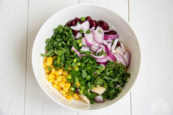 Салат с курицей, красной фасолью и кукурузой – фото приготовления рецепта, шаг 3