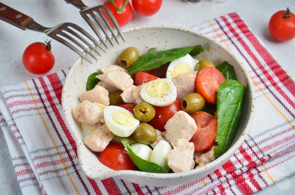 Салат с оливками и курицей