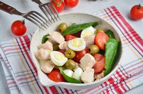 Салат с овощами, курицей и перепелиными яйцами