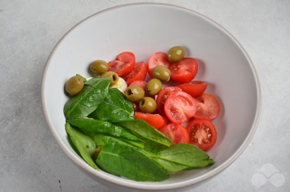 Салат с овощами, курицей и перепелиными яйцами – фото приготовления рецепта, шаг 3