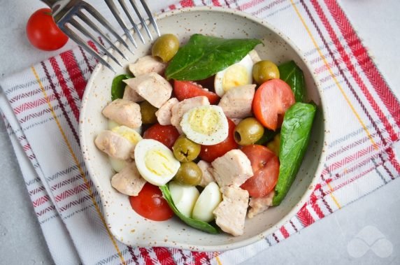 Салат с овощами, курицей и перепелиными яйцами – фото приготовления рецепта, шаг 4