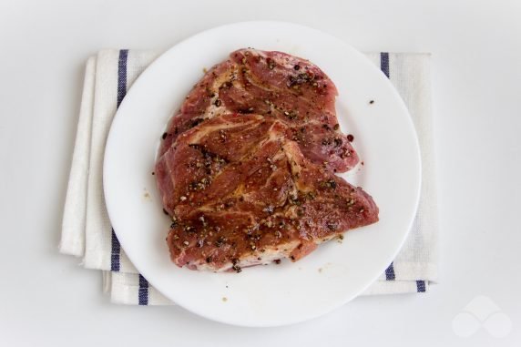 Стейк из свинины, запеченный в духовке, – лучшая еда для мужчин