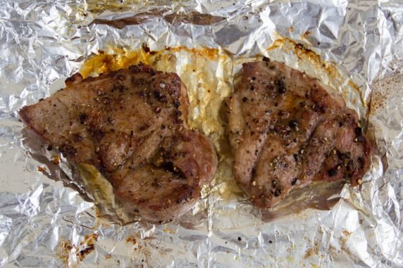 Сочный стейк из свинины в духовке – фото приготовления рецепта, шаг 5