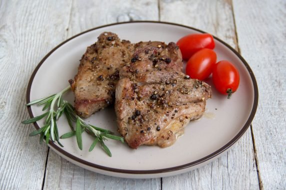 Сочный стейк из свинины в духовке – фото приготовления рецепта, шаг 6