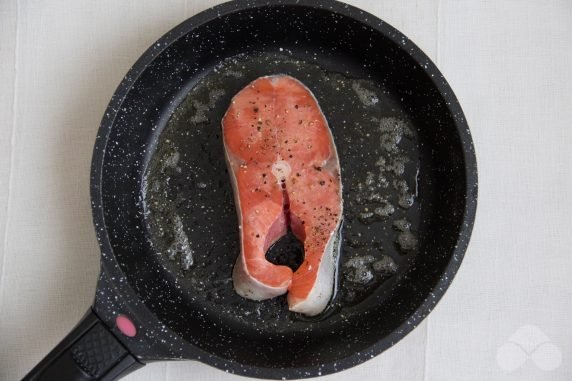 Стейк горбуши на сковороде – фото приготовления рецепта, шаг 3