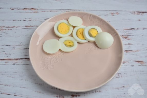 Бутерброды с куриным филе, яйцами и помидорами – фото приготовления рецепта, шаг 2