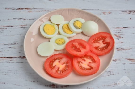 Бутерброды с куриным филе, яйцами и помидорами – фото приготовления рецепта, шаг 3