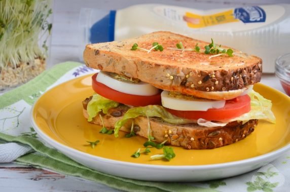 Бутерброды с куриным филе, яйцами и помидорами – фото приготовления рецепта, шаг 6