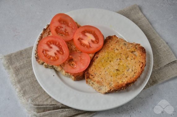 Бутерброды с беконом и овощами – фото приготовления рецепта, шаг 3