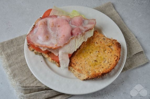 Бутерброды с беконом и овощами – фото приготовления рецепта, шаг 4