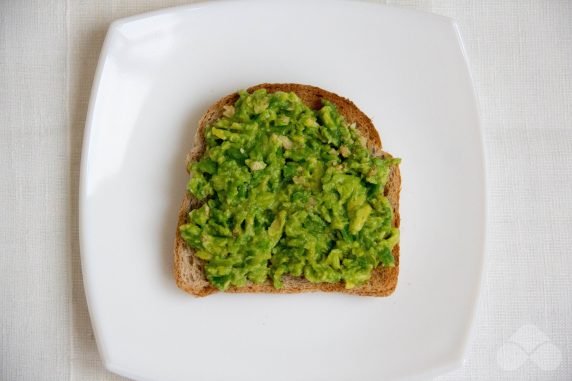 Бутерброд с авокадо и яйцом – фото приготовления рецепта, шаг 2