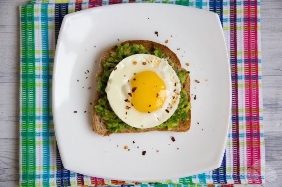 Бутерброд с авокадо и яйцом – фото приготовления рецепта, шаг 4