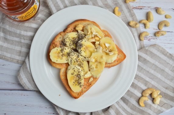 Бутерброд с арахисовой пастой и бананом – фото приготовления рецепта, шаг 3