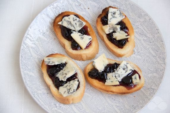Бутерброды с вареньем и голубым сыром – фото приготовления рецепта, шаг 2
