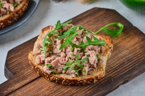 Простые и вкусные рецепты салатов из консервированного тунца от наших кулинаров