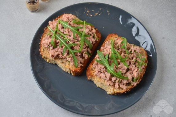Бутерброды с тунцом и зеленью – фото приготовления рецепта, шаг 3