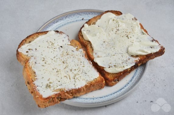 Бутерброды с салями, огурцом и творожным сыром – фото приготовления рецепта, шаг 1