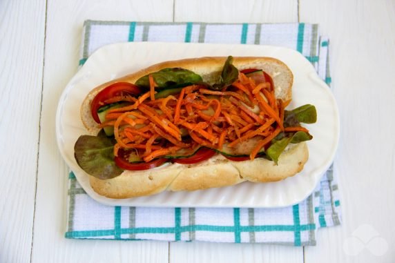 Хот-доги с сосисками, овощами и корейской морковью – фото приготовления рецепта, шаг 5