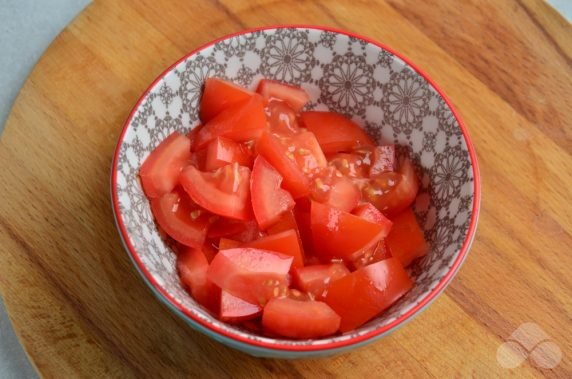 Домашний хот-дог с жареной сосиской, помидорами и зеленым луком – фото приготовления рецепта, шаг 2