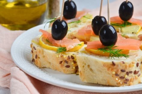 Канапе с оливками и соленым лососем