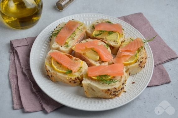 Канапе с оливками и соленым лососем – фото приготовления рецепта, шаг 2