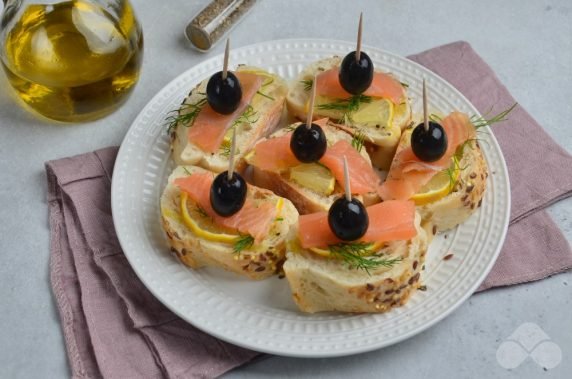 Канапе с оливками и соленым лососем – фото приготовления рецепта, шаг 3