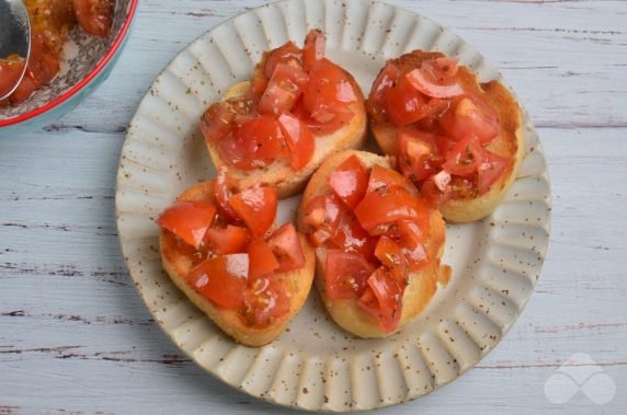 Канапе с помидорами и базиликом – фото приготовления рецепта, шаг 2
