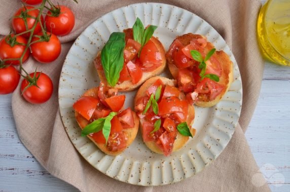 Канапе с помидорами и базиликом – фото приготовления рецепта, шаг 3