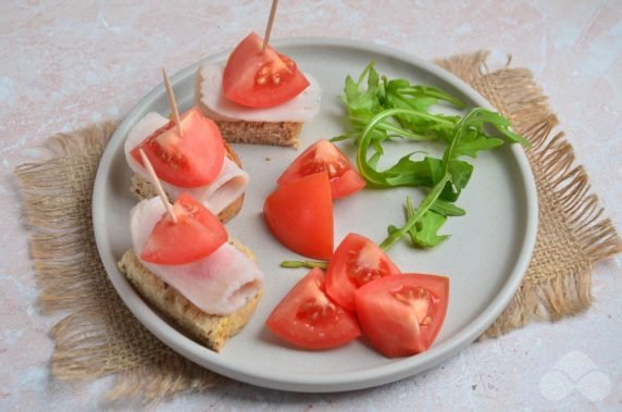 Канапе с ветчиной и помидорами – фото приготовления рецепта, шаг 2