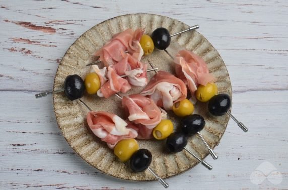 Канапе с маслинами и оливками – фото приготовления рецепта, шаг 2