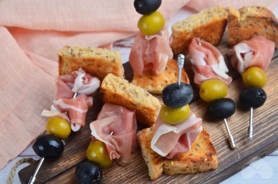 Быстрые канапе с колбасой, сыром и маслинами, рецепт с фото — sunnyhair.ru