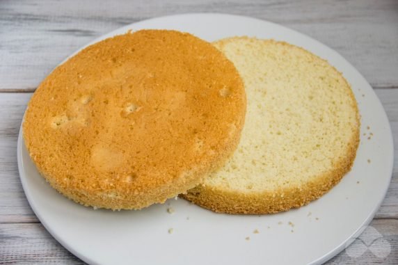 Бисквитный торт с прослойкой из заварного крема и варенья – фото приготовления рецепта, шаг 11
