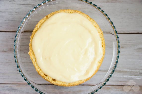 Бисквитный торт с прослойкой из заварного крема и варенья – фото приготовления рецепта, шаг 12