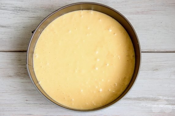 Бисквитный торт с прослойкой из заварного крема и варенья – фото приготовления рецепта, шаг 6