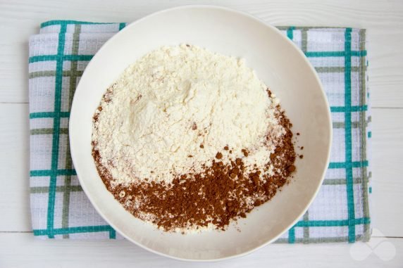 Бисквитный торт «Праздник» – фото приготовления рецепта, шаг 5