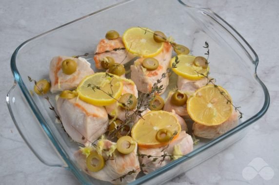 Запеченное куриное филе с лимоном и оливками – фото приготовления рецепта, шаг 3