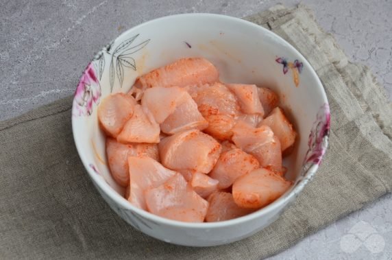 Курица с картошкой в томатном соусе – фото приготовления рецепта, шаг 3