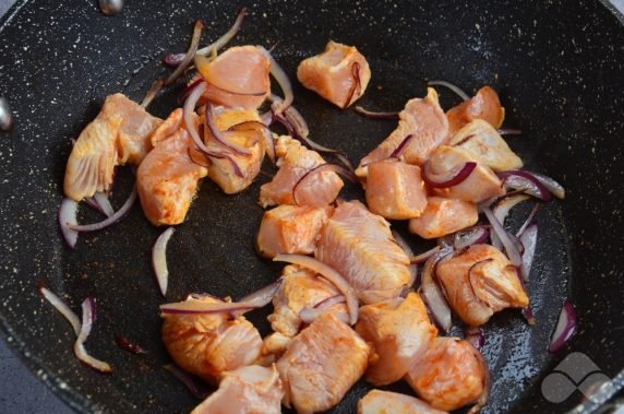 Курица с картошкой в томатном соусе – фото приготовления рецепта, шаг 4