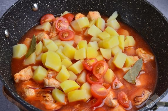 Курица с картошкой в томатном соусе – фото приготовления рецепта, шаг 5
