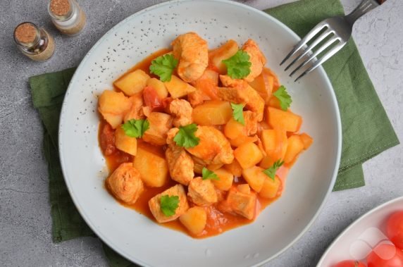 Курица с картошкой в томатном соусе – фото приготовления рецепта, шаг 6