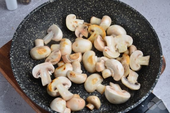 Запеченное куриное филе с грибами в сливочном соусе – фото приготовления рецепта, шаг 2