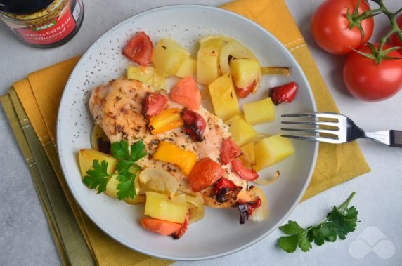 Запеченное куриное филе с картошкой и овощами – фото приготовления рецепта, шаг 5