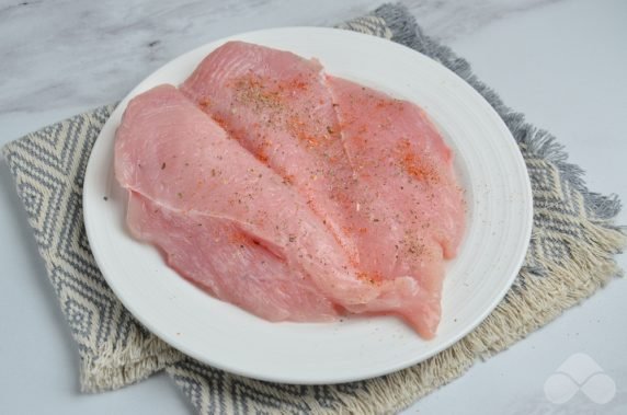Фаршированное куриное филе с помидорами и моцареллой – фото приготовления рецепта, шаг 3