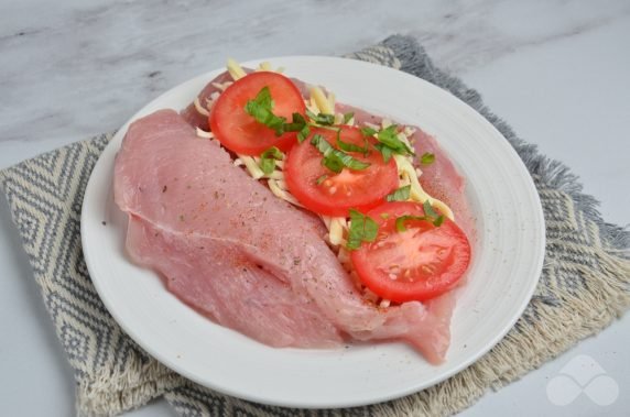 Фаршированное куриное филе с помидорами и моцареллой – фото приготовления рецепта, шаг 4