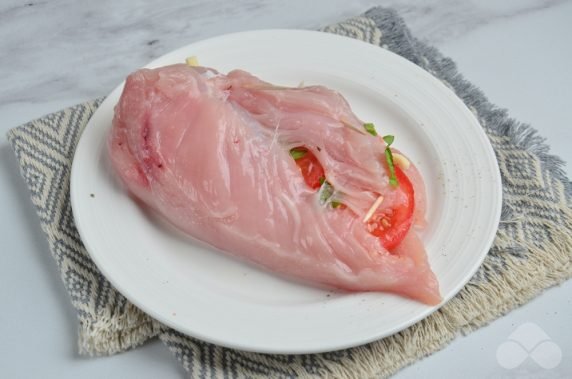 Фаршированное куриное филе с помидорами и моцареллой – фото приготовления рецепта, шаг 5