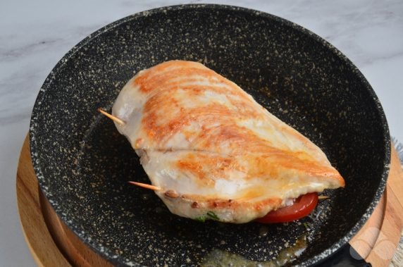Фаршированное куриное филе с помидорами и моцареллой – фото приготовления рецепта, шаг 6