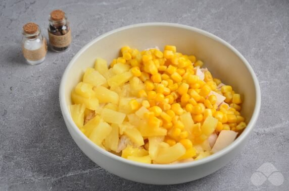 Салат с курицей и ананасами – фото приготовления рецепта, шаг 2