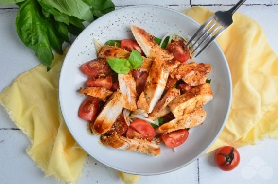 Овощной салат с куриным филе на гриле – фото приготовления рецепта, шаг 7